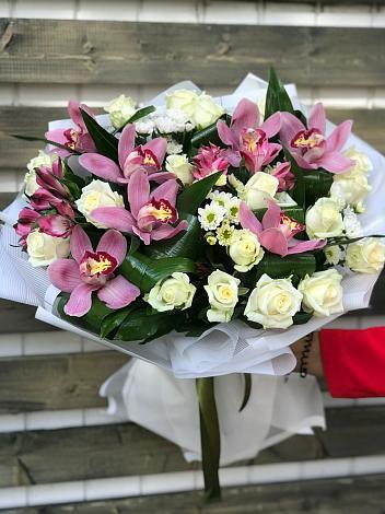 Букет цветов из: Розы и Хризантемы в Сенгилее