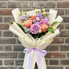 Букет цветов из:  Лизиантусы и Розы в Сенгилее